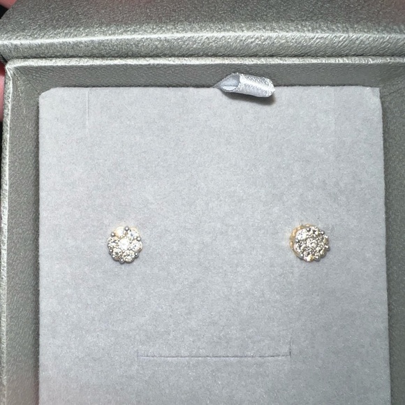 3/4 carat 14k diamond studs! Unisex high clarity and guaranteed to draw eyes!
